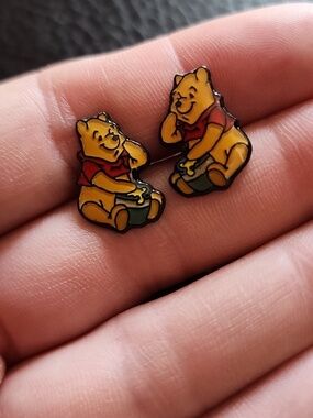 VTG Disney Winnie-the-Pooh Enamel Stud Earrings — Yellow & Red